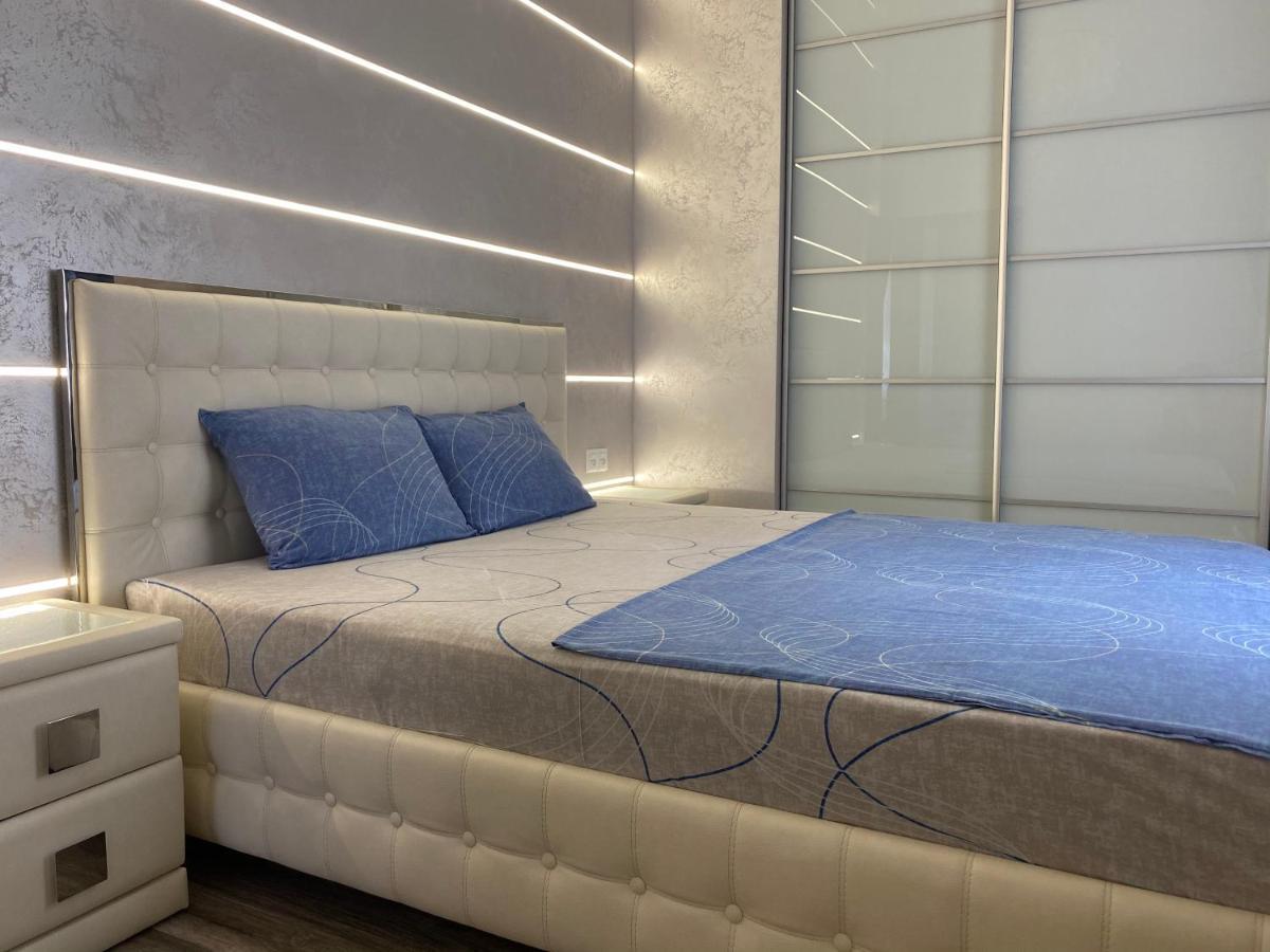 New Luxury Apartment In The Center On Konstitution Square คาร์คิฟ ภายนอก รูปภาพ