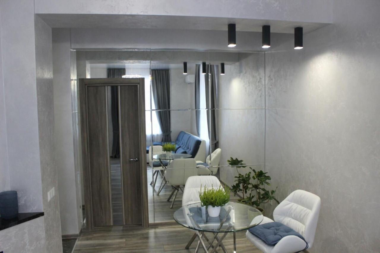 New Luxury Apartment In The Center On Konstitution Square คาร์คิฟ ภายนอก รูปภาพ