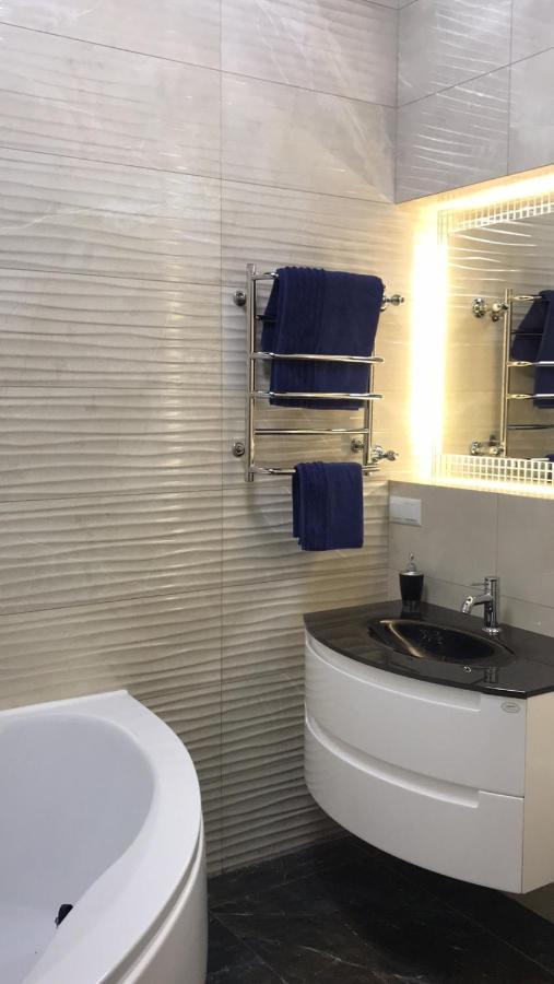 New Luxury Apartment In The Center On Konstitution Square คาร์คิฟ ภายนอก รูปภาพ