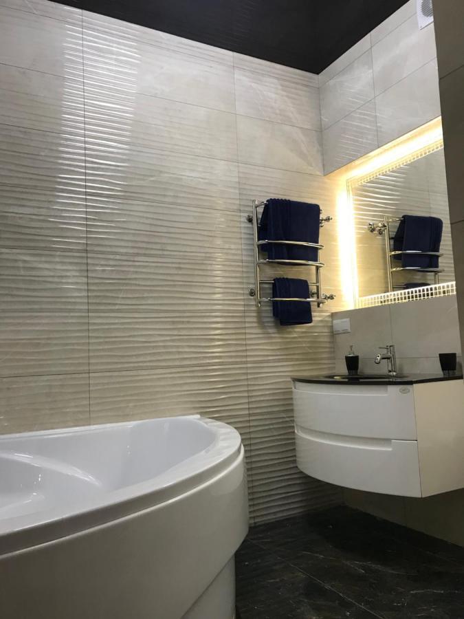 New Luxury Apartment In The Center On Konstitution Square คาร์คิฟ ภายนอก รูปภาพ