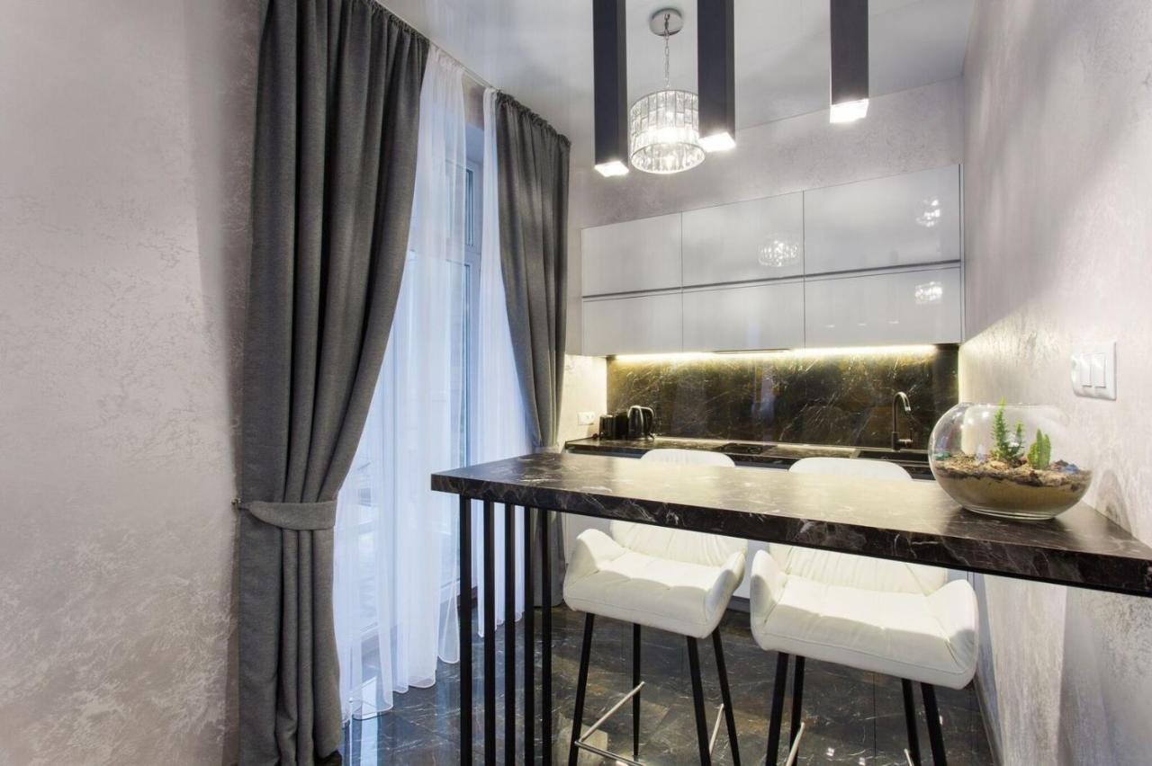 New Luxury Apartment In The Center On Konstitution Square คาร์คิฟ ภายนอก รูปภาพ