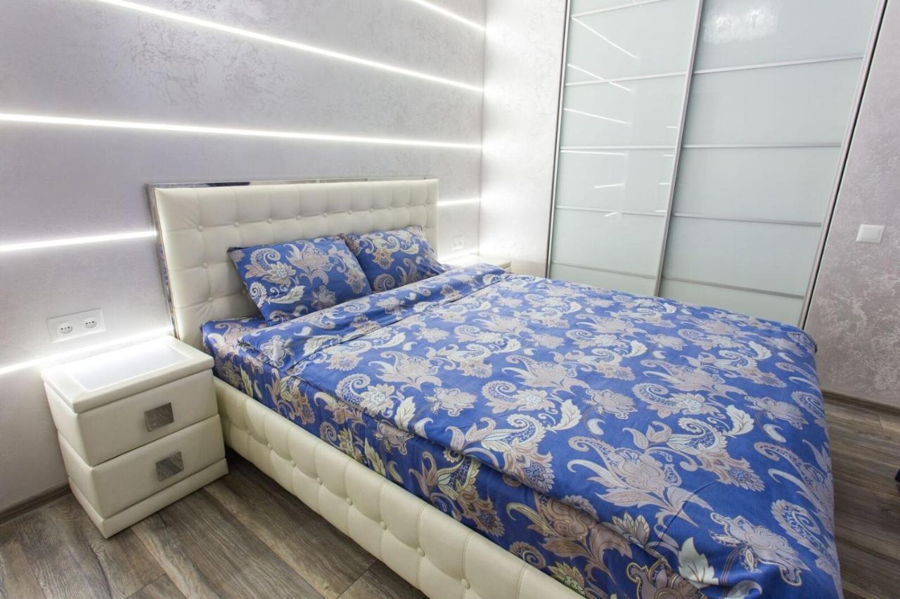 New Luxury Apartment In The Center On Konstitution Square คาร์คิฟ ภายนอก รูปภาพ